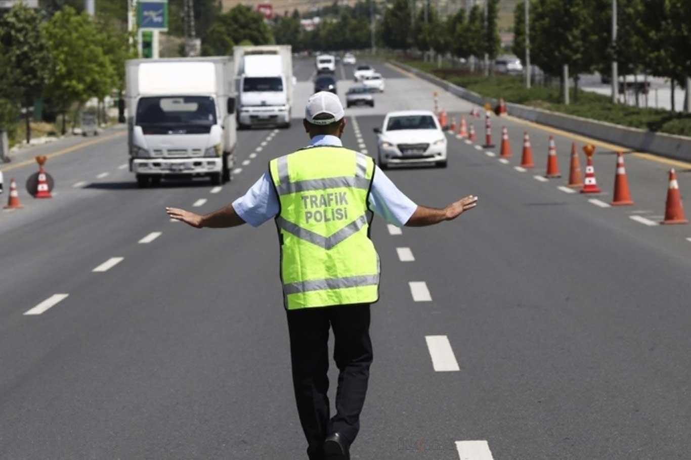 Trafik denetimlerinde 899 sürücüye para cezası